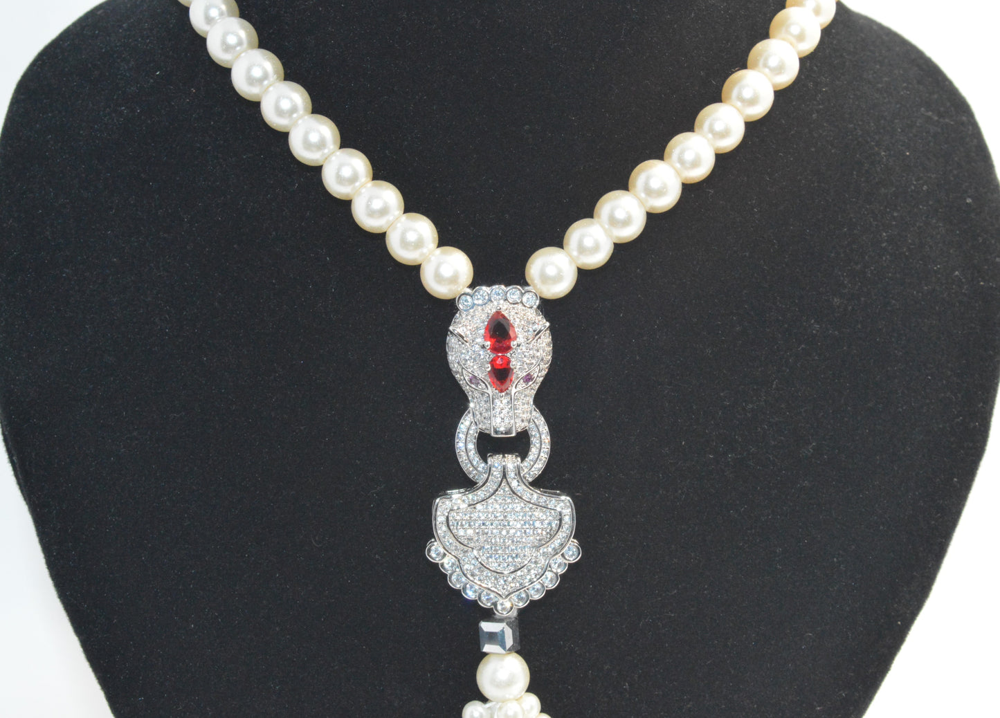 Elegant Panther Head Pendant Necklace with Artificial Pearl Mala