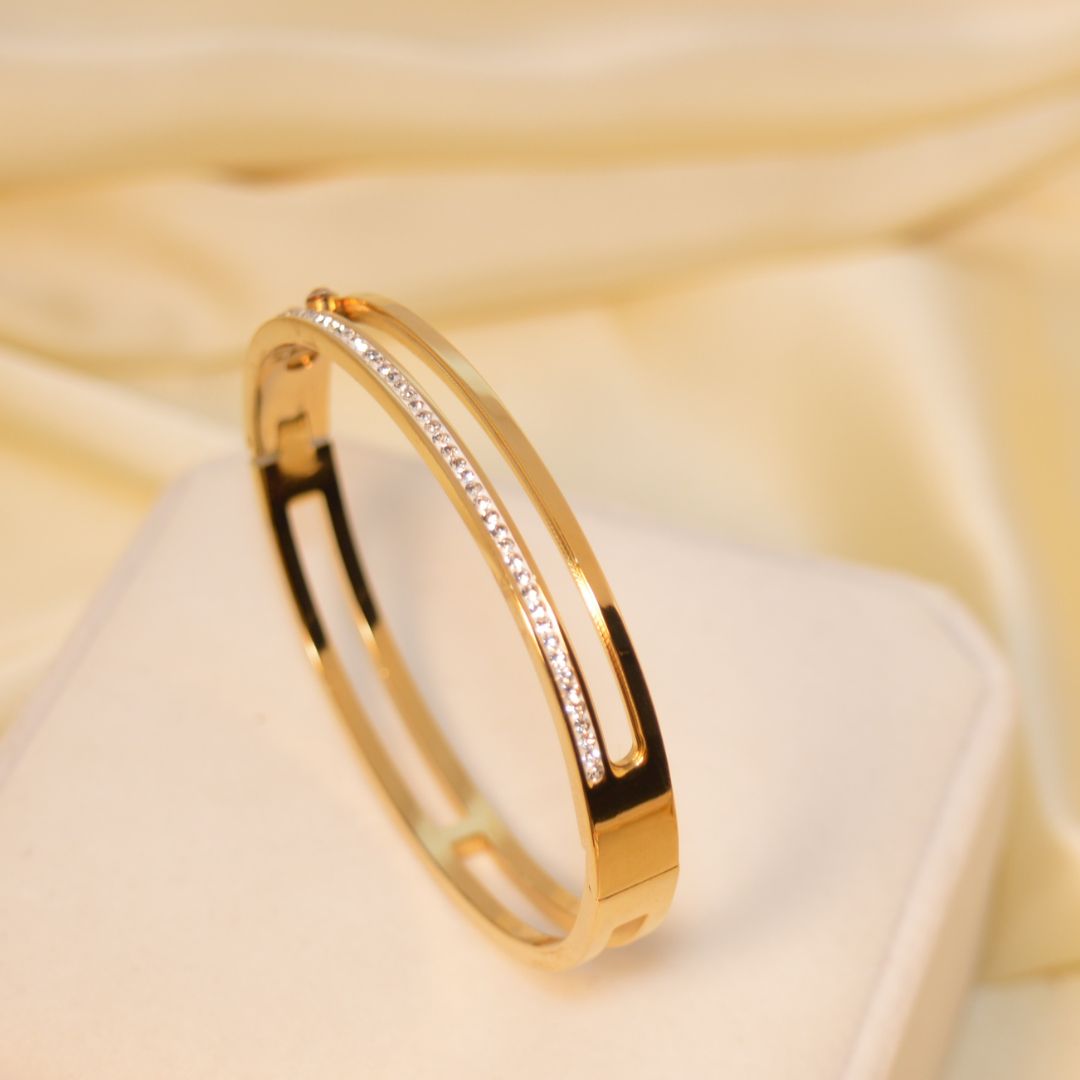 ✨ Elegant Three-Layer Wrapped Bracelet  BR 28