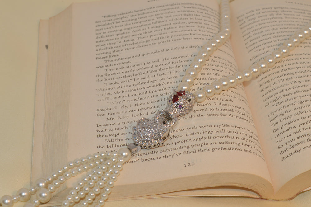 Elegant Panther Head Pendant Necklace with Artificial Pearl Mala